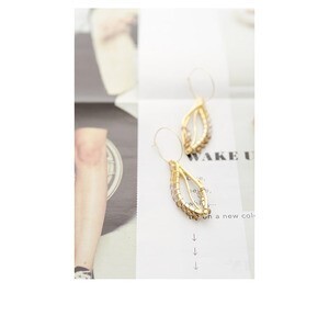 Raffia Laurier hoop pierced