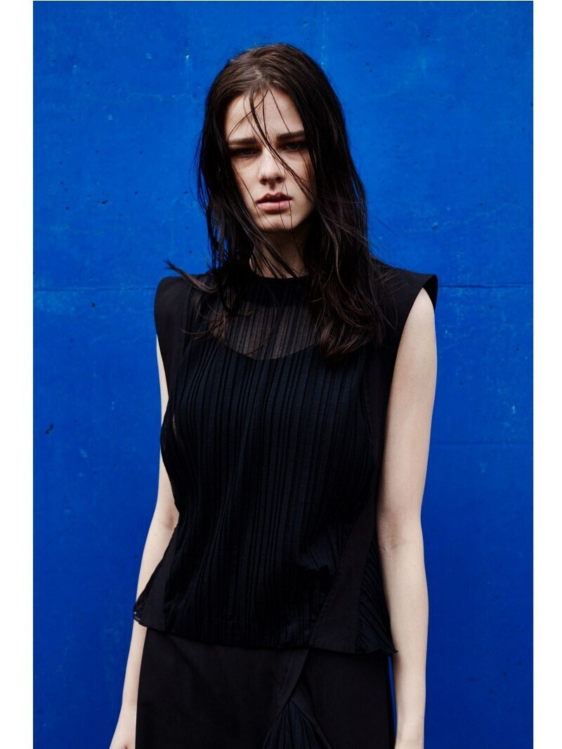 FLUMOR Pleated Cropped Blouse