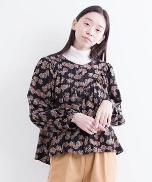 fillil フラワープリントフロントボタンヨークデザインブラウス
