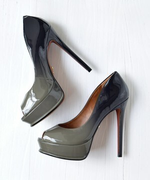 CARRANO エナメルオープントウパンプス