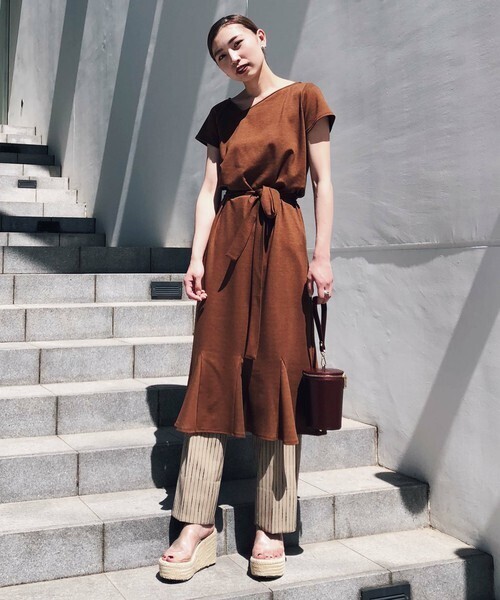 AMERI VINTAGE MEDI CUT NECKLINE LOW FLARE DRESS