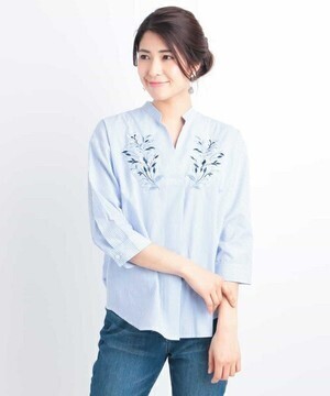 a.v.v フロント刺繍ブラウス