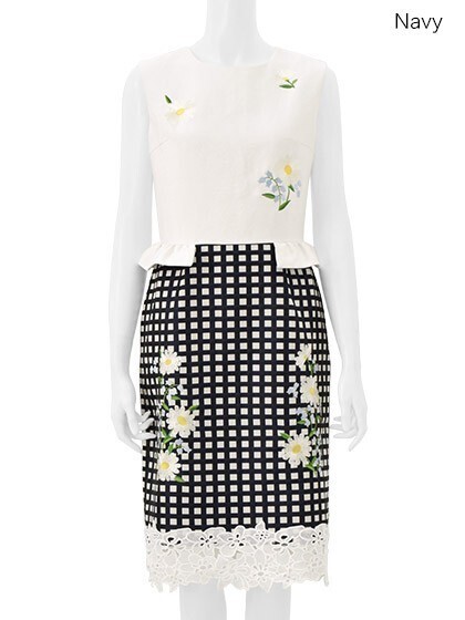 Chesty Marguerite Embroidery Onepiece