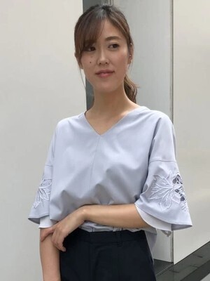 TONAL エンブロイダリーフレアスリーブブラウス