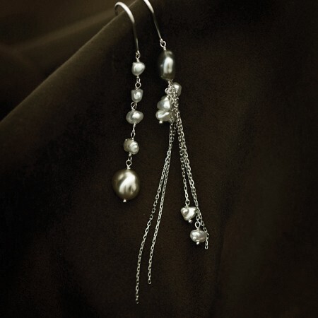 CASUCA lupearl gray アシンメトリーフックピアス