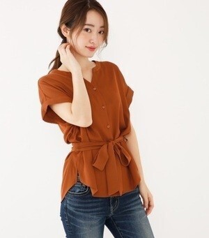 Avan Lily ウエストベルト付きノースリブラウス
