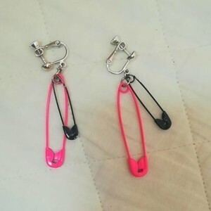 claire's 安全ピン風イヤリング