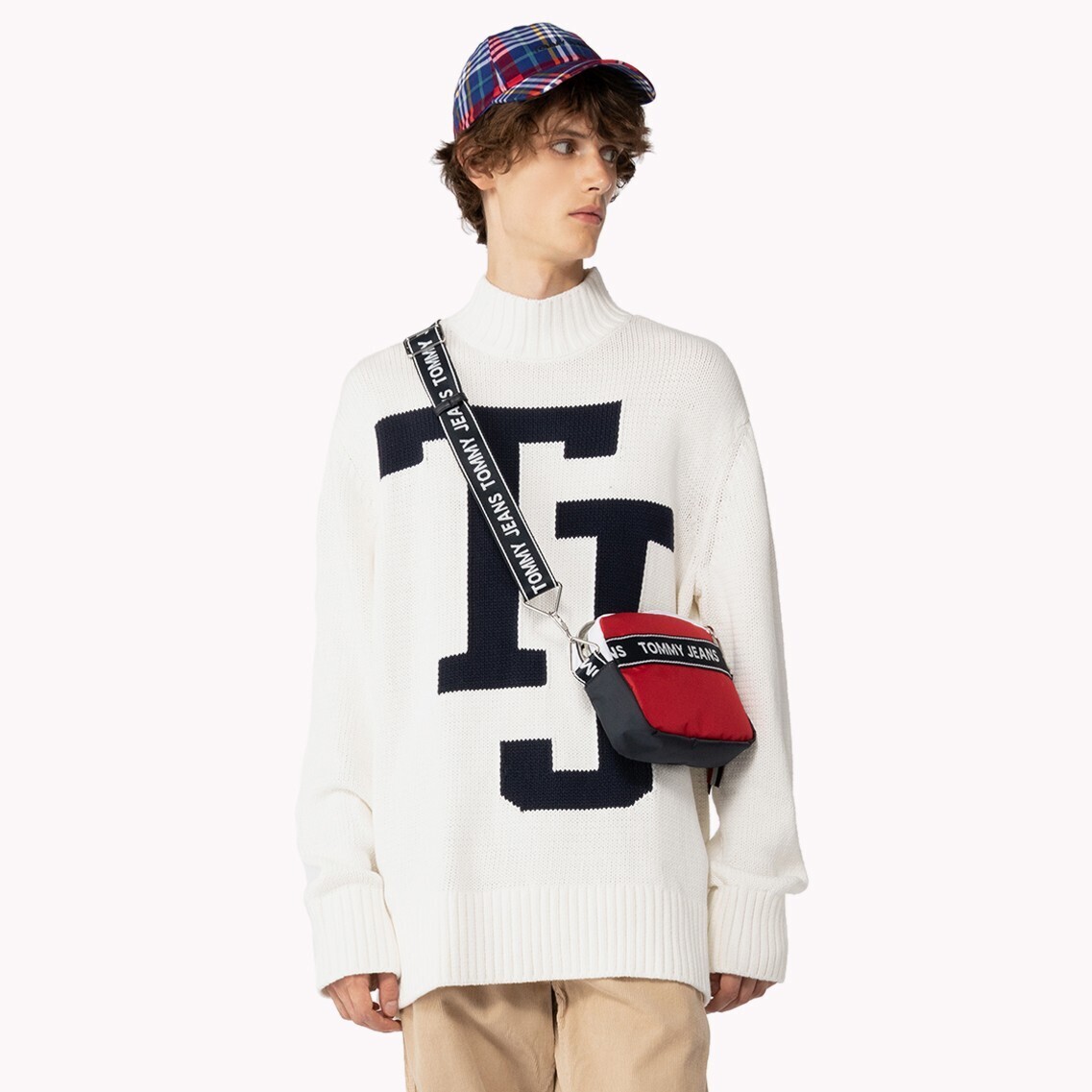 TOMMY JEANS モノグラムタートルネックプルオーバー