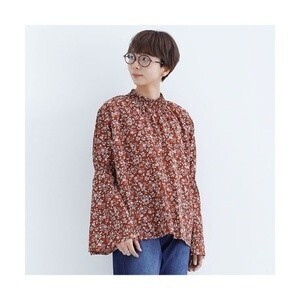 merlot フラワー柄ベルスリーブブラウス
