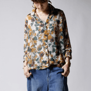antiqua 目が離せない、シックな花柄とシフォン素材。レトロ花柄シャツ
