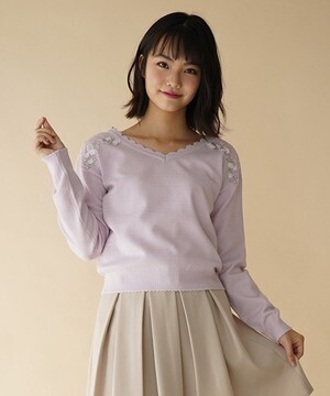 Cherite by PRIME PATTERN スカラップＶネックフラワー刺しゅうニットプルオーバー