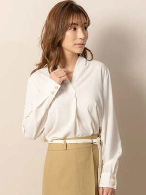 TONAL タックVネックブラウス
