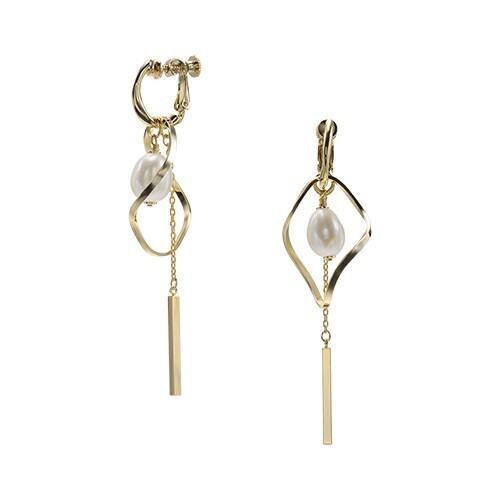 VENDOME BOUTIQUE チャーム付き ホワイト淡水パールスイングイヤリング