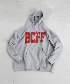 BUCCA 44 BIGロゴプルオーバーパーカー