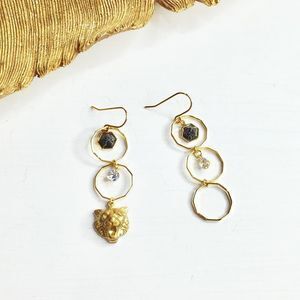 Brooklyn Charm タイガーFace十字型フープブラックハウライトフックピアス(4780J0135)
