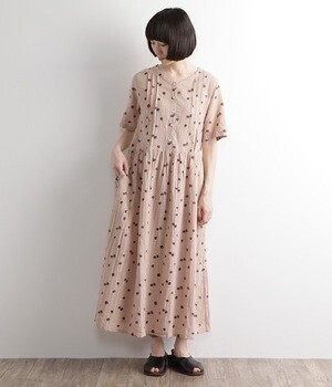 CALINER コットンフラックス手描き水玉プリントピンタック使いVネック半袖ワンピース