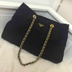 PRADA チェーンバッグ