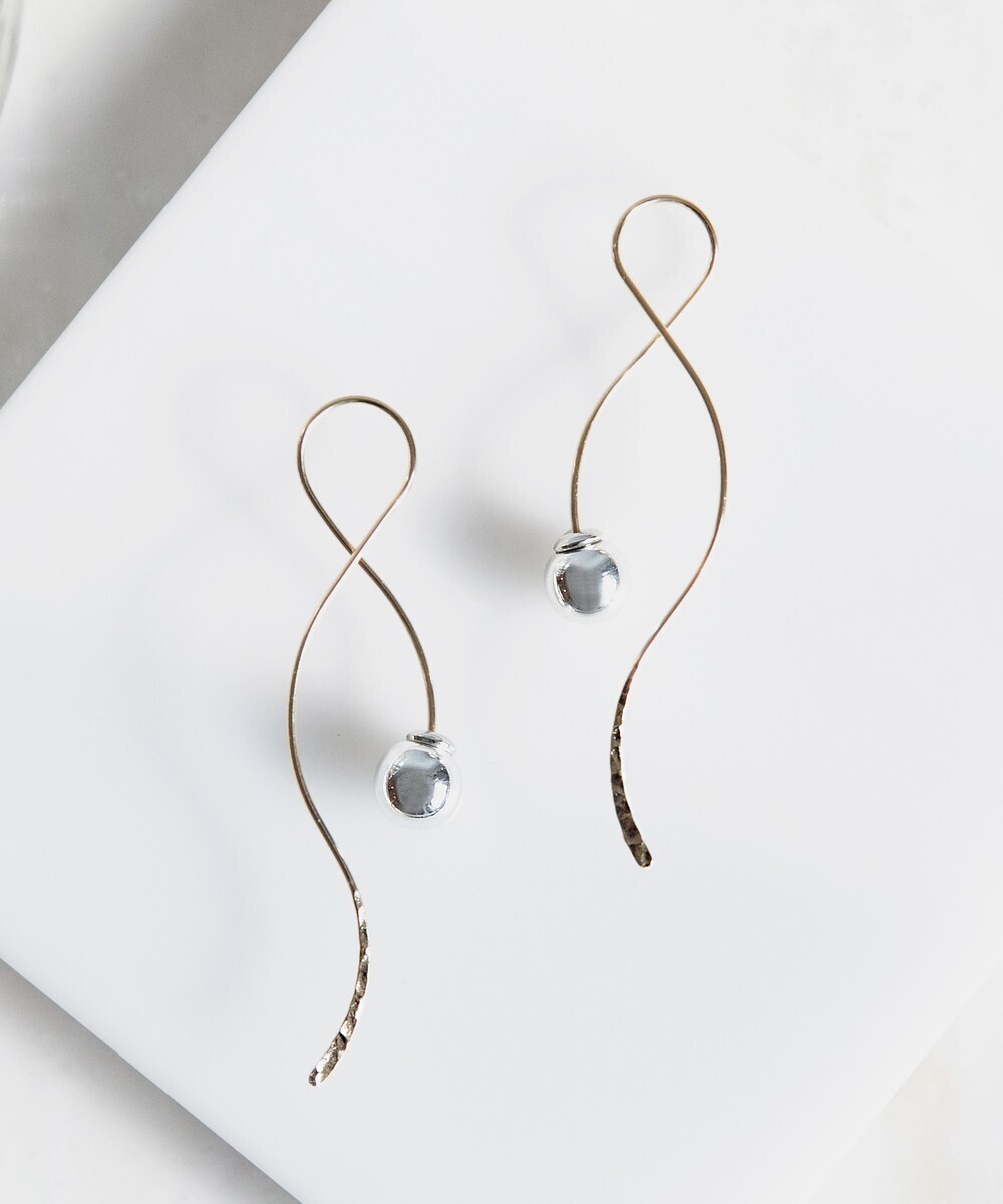 phoebe カービングラインキャッチピアス