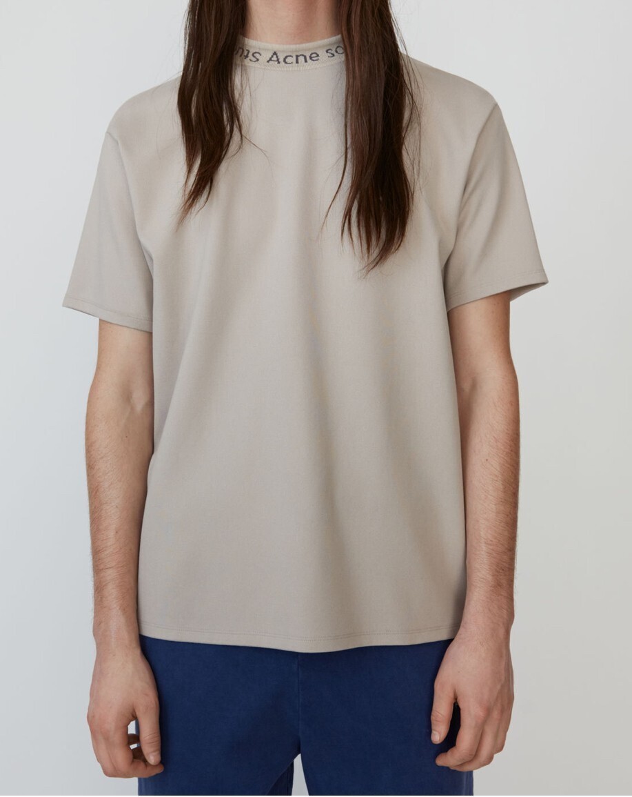 Acne ロゴクルーネック mushroom beige