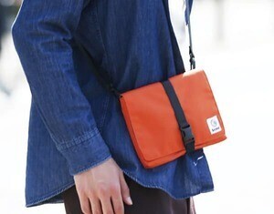 Schlaf フロントバックルPVCポケットサコッシュ