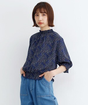 merlot 小花柄シフォンシャーリングブラウス