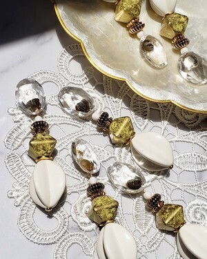 presence. clear × gold × yellowgold × ivory ピアス
