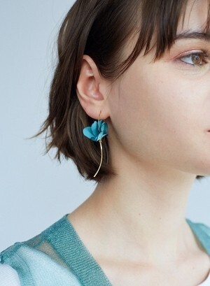 ROOM floral line pierce