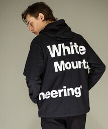 White Mountaineering ロゴバッグプリントフーデッドマウンテンパーカ