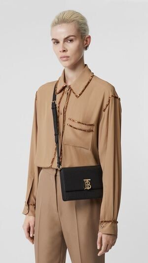BURBERRY スモールモノグラムモチーフレザークロスボディバッグ