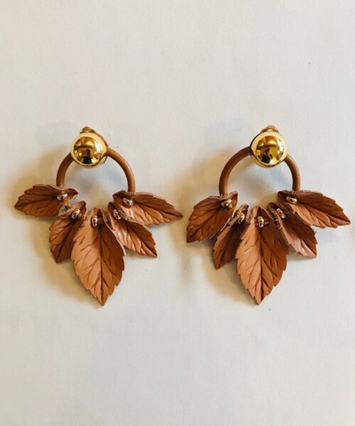 The Dallas leather ring leaf earring
