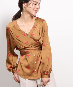 ROPE’ mademoiselle 【designe par Emily Marant】リップ柄プリントカシュクールブラウス