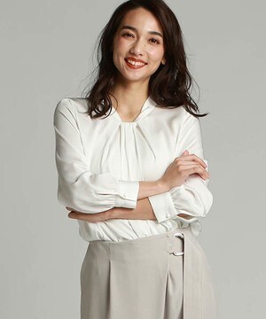 LAUTREAMONT 女性らしいシルキーで光沢のあるサテンブラウス