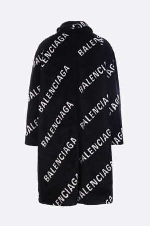 Balenciaga フェイクファーロゴ入りコート
