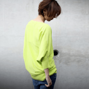 antiqua アップデートされる。『ボートネックで女っぽさ見え隠れ。』。袖コン。ボートネックコットンニット。pn-00054