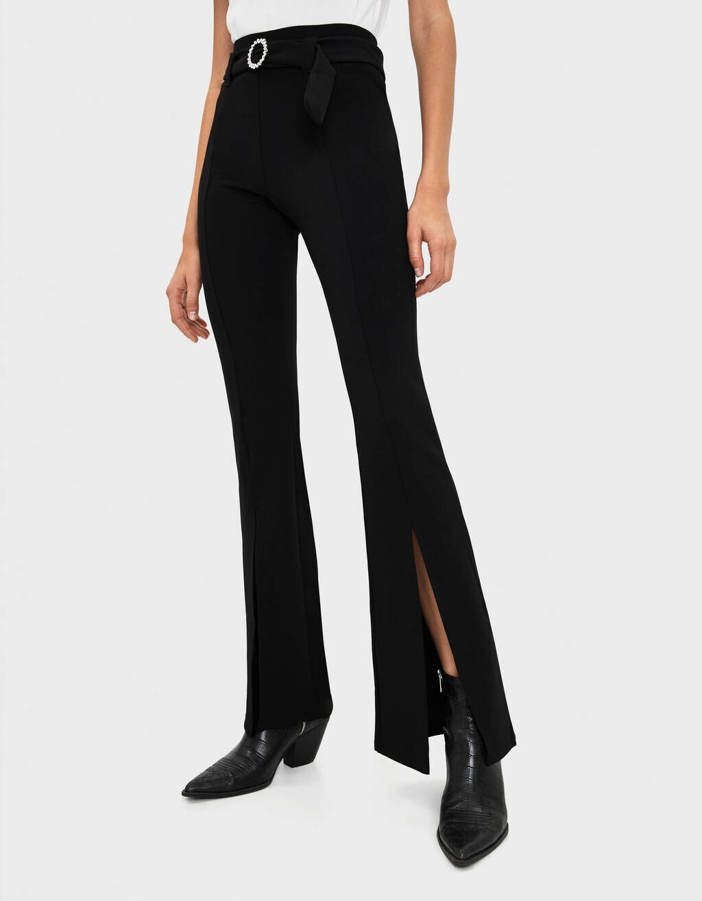 Bershka バックル付きフレアヘムパンツ