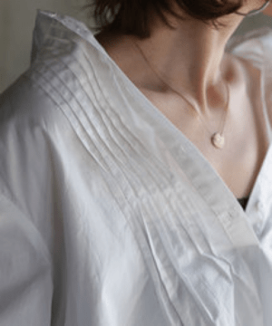 antiqua 繊細なツクリ。細めタックで魅せる、大人の華奢感。タックシャツ・po-00040