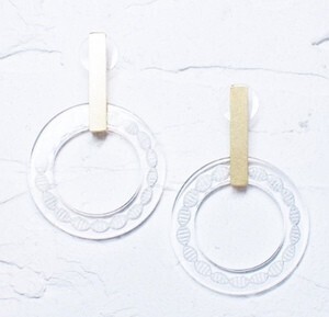 somnium 二重螺旋のアクリルピアス