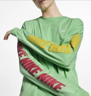 NIKE Long-Sleeve T-Shirt