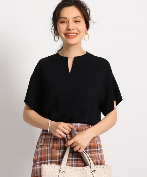 INDIVI 【ハンドウォッシュ】ネオミッションサテン Vネックブラウス