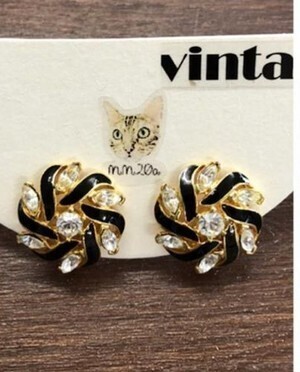 MM20a vintage earring