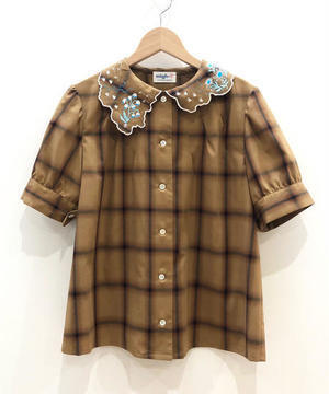 migh-T 島刺繍えりブラウス（camel）