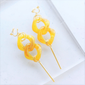 mia trim 【s-011E YEL】アクリルチェーンイヤリング