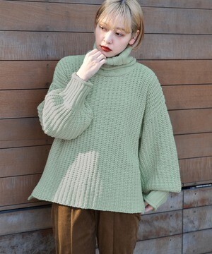 kutir スリッド入りタートルニット