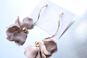 Matilda rose mat petal twist/ピアス