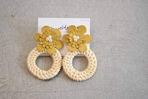 Matilda rose Flower rattan mini ピアス