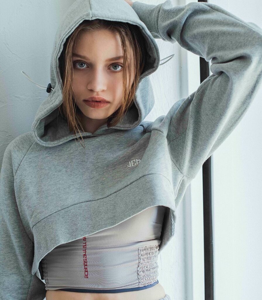 JUEMI EMB Cranked Short Hoodie