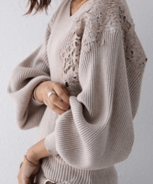 antiqua ニット デコルテ美人を叶え、レースで甘さを発揮する大人のリブニット。pn-00273