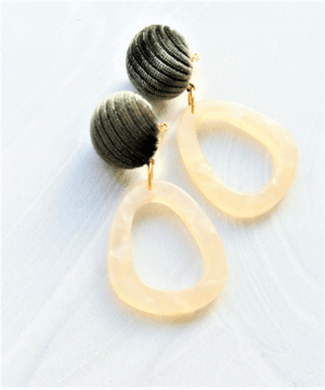mia trim 【m-180E IV】ベロア×アクリルイヤリング