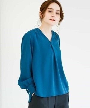 MK MICHEL KLEIN 【洗濯機で洗える】Vネックデザインブラウス