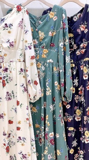 And Couture ビオフラワー前ボタンフレアワンピース